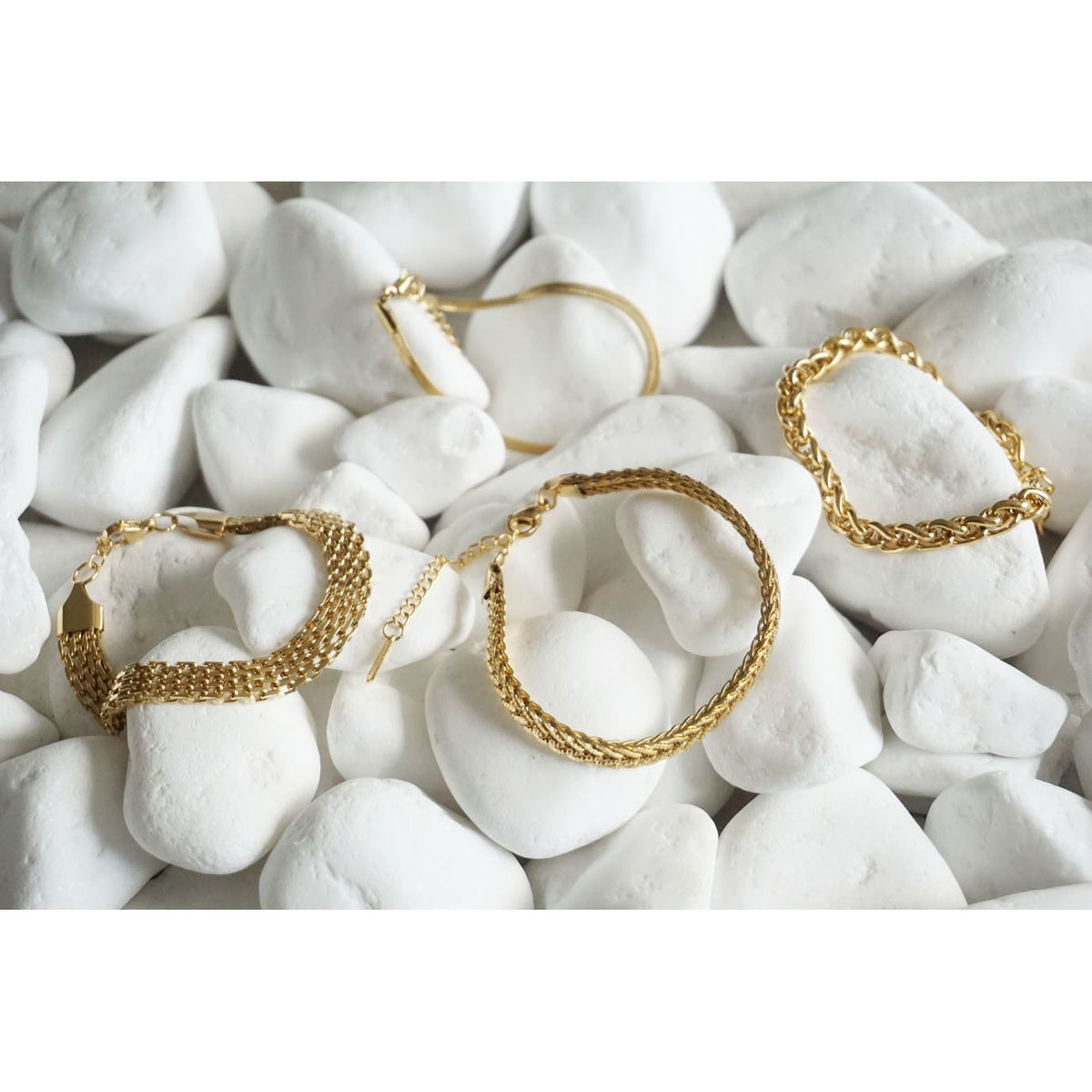 Chained Golden Simplicety Bracelet Gold