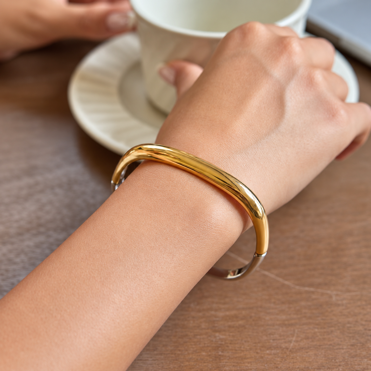 Miss Square Bangle Gold